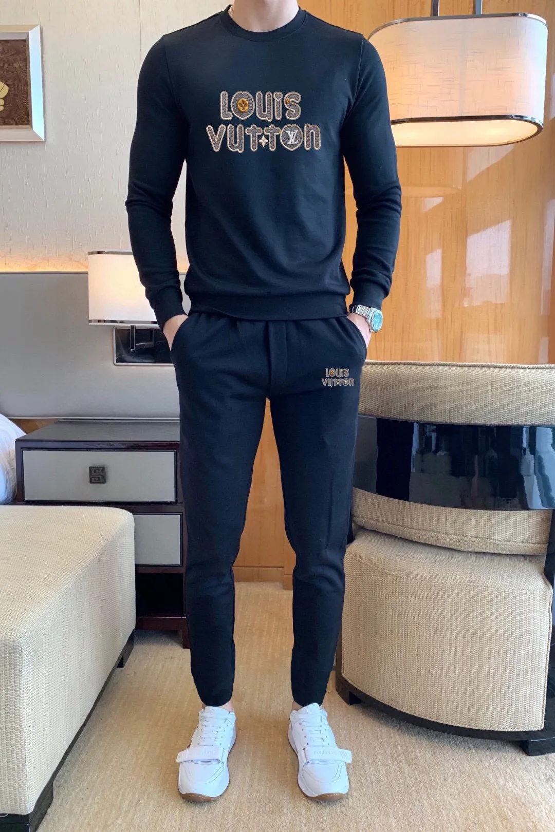 🅿️380 [LV Louis Vuitton] (Fat Man Gospel) hot-selling suit is coming. Focus on the original version of the official website. 2025 new hot-selling sweatshirt suit. The original order is hard to buy🇭🇰. It is the meticulous work of top designers for a fitting and perfect upper body effect. All-natural high-quality Roman cotton 100%, close-fitting comfort, noble and elegant! Original hardware embodies elegance and nobility! Counter size: M-5XL (maximum wear up to 220 pounds)